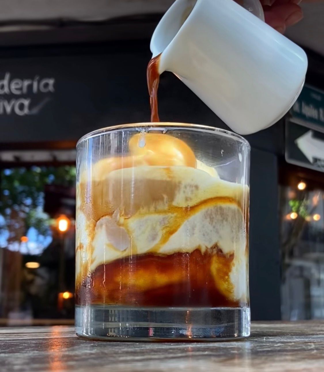 Trago de café servido en Brecha